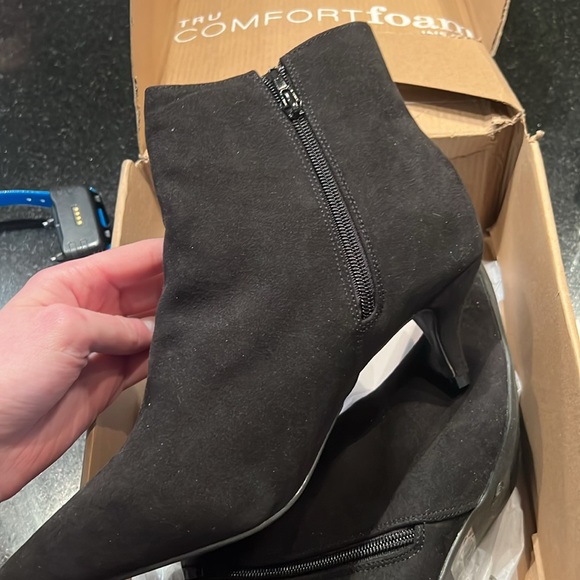 NIB SIZE 11 black boots - Picture 2 of 4